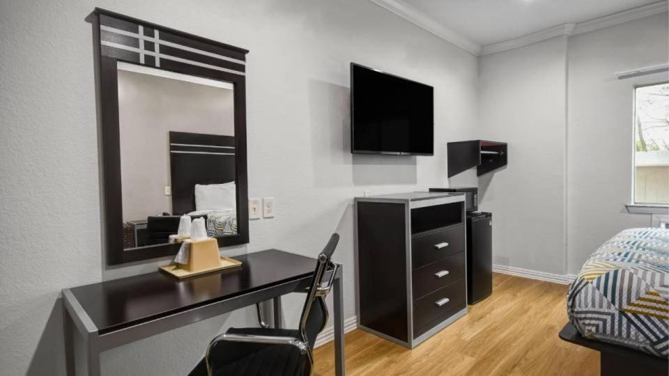 Hotel 6 Humble, Tx - Houston International Airport
