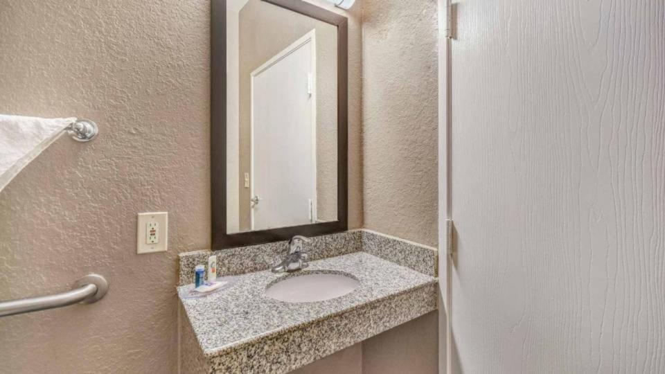 Hotel 6 Humble, Tx - Houston International Airport 2*