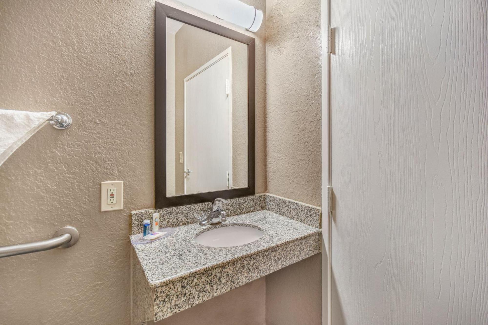 Hotel 6 Humble, Tx - Houston International Airport 4*